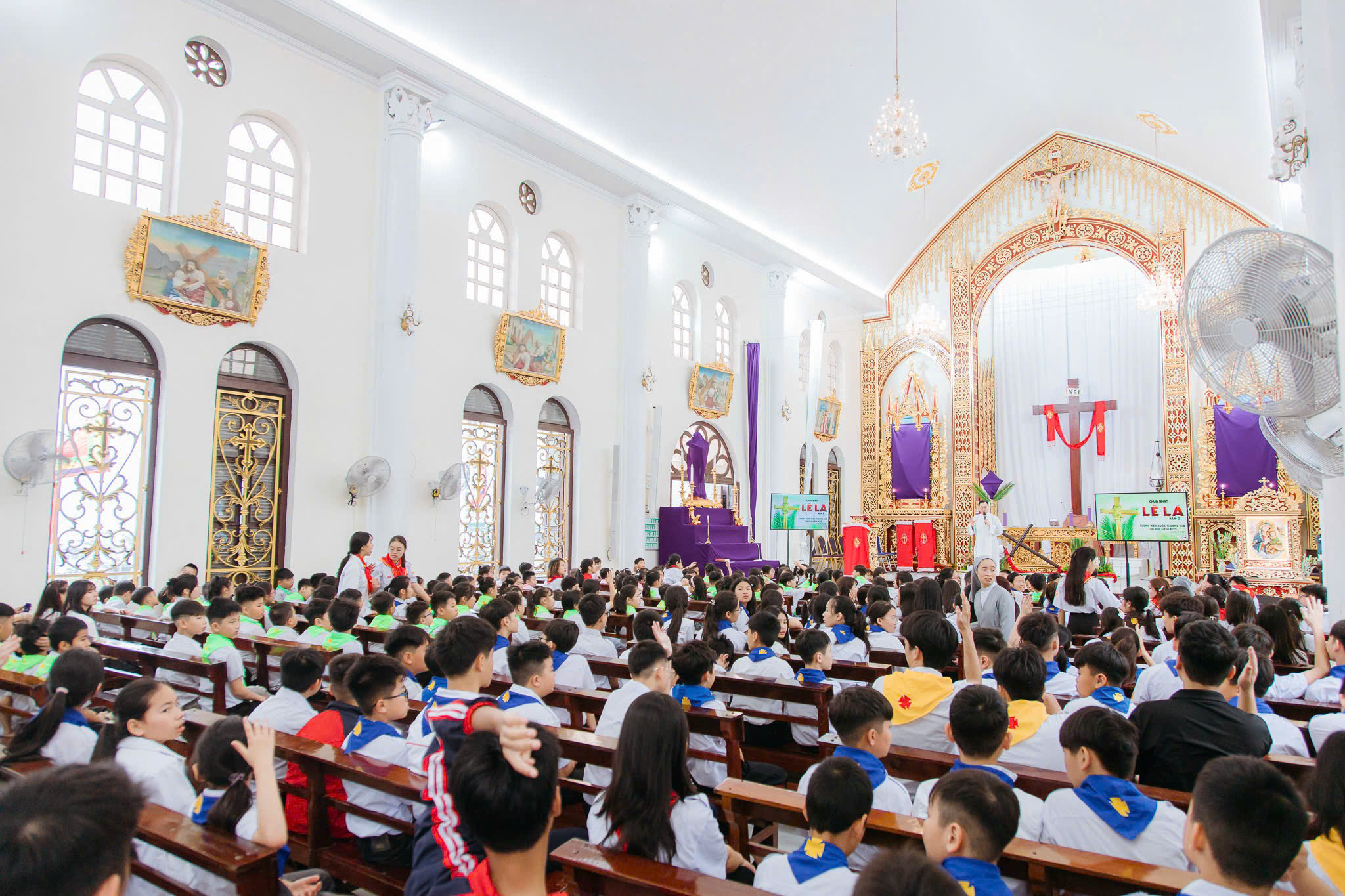 Thiếu nhi Thánh Thể cùng cộng đoàn giáo xứ Hòn Gai tĩnh tâm mùa Chay