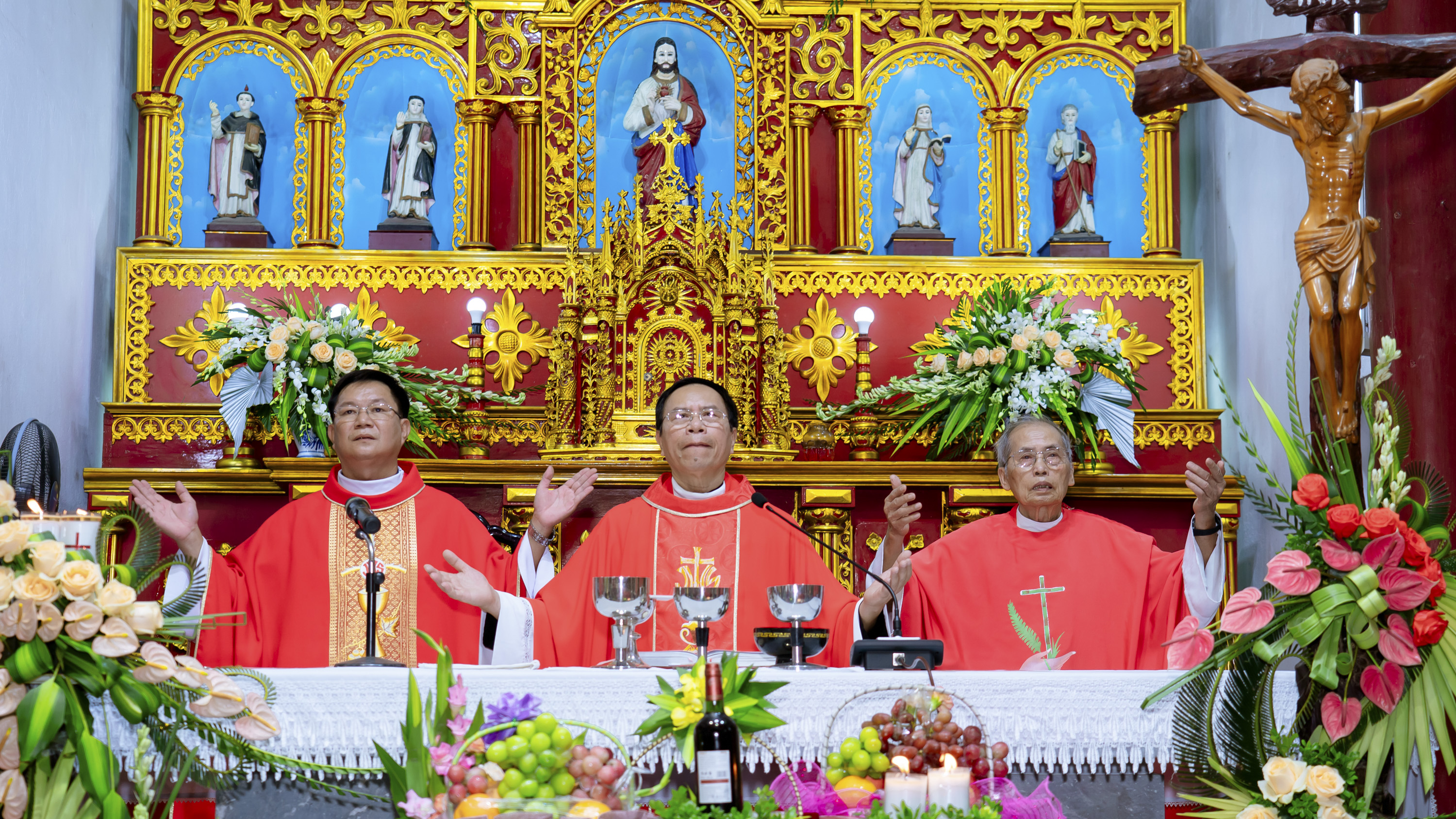 Giáo xứ An Thủy: Mừng lễ kính thánh Mátthêu Tông đồ - Quan thầy và kỷ niệm 5 năm ngày cha Antôn Nguyễn Văn Ninh về coi sóc giáo xứ