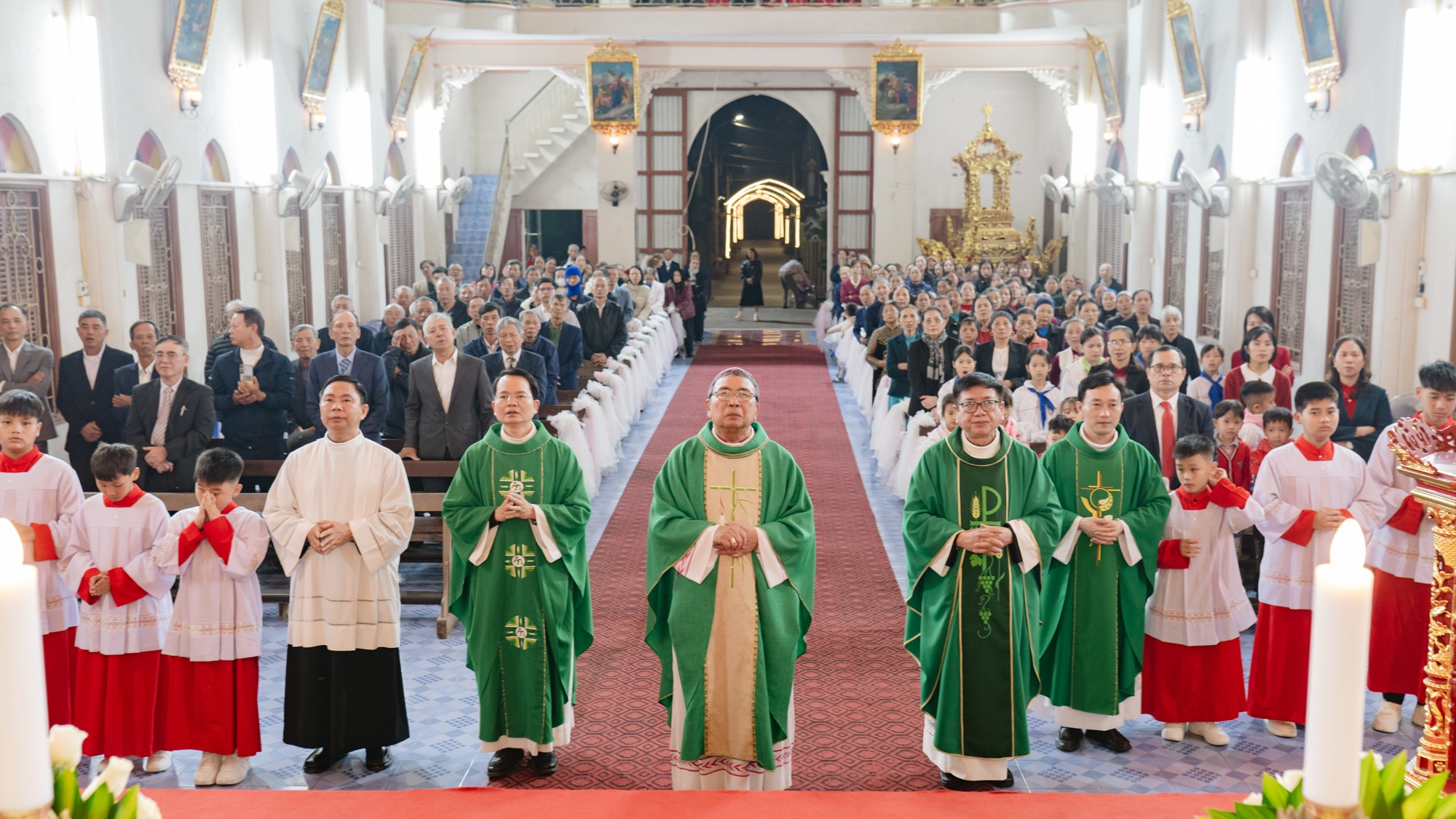 Giáo họ Lôi Làng hân hoan chào đón Đức Cha về thăm mục vụ và dâng Thánh Lễ