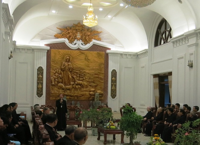 Đức cha Hải Phòng đại diện linh mục đoàn chào Đức cha Thái Bình