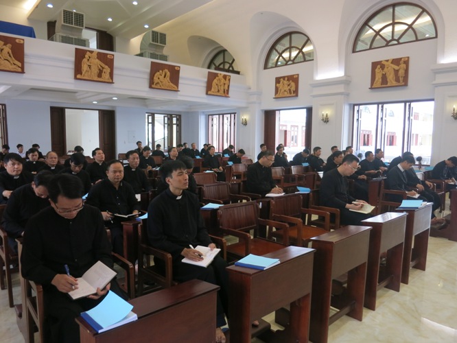 Các Cha nghe giảng phòng