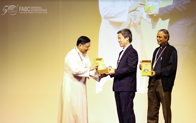Hình Đức Hồng y Charles Bo tặng quà lưu niệm cho Linh mục Nguyễn Hai Tính SJ và Đức Giám mục Gerald Matthias tại Đại hội FABC 50, ngày 17.10.2022