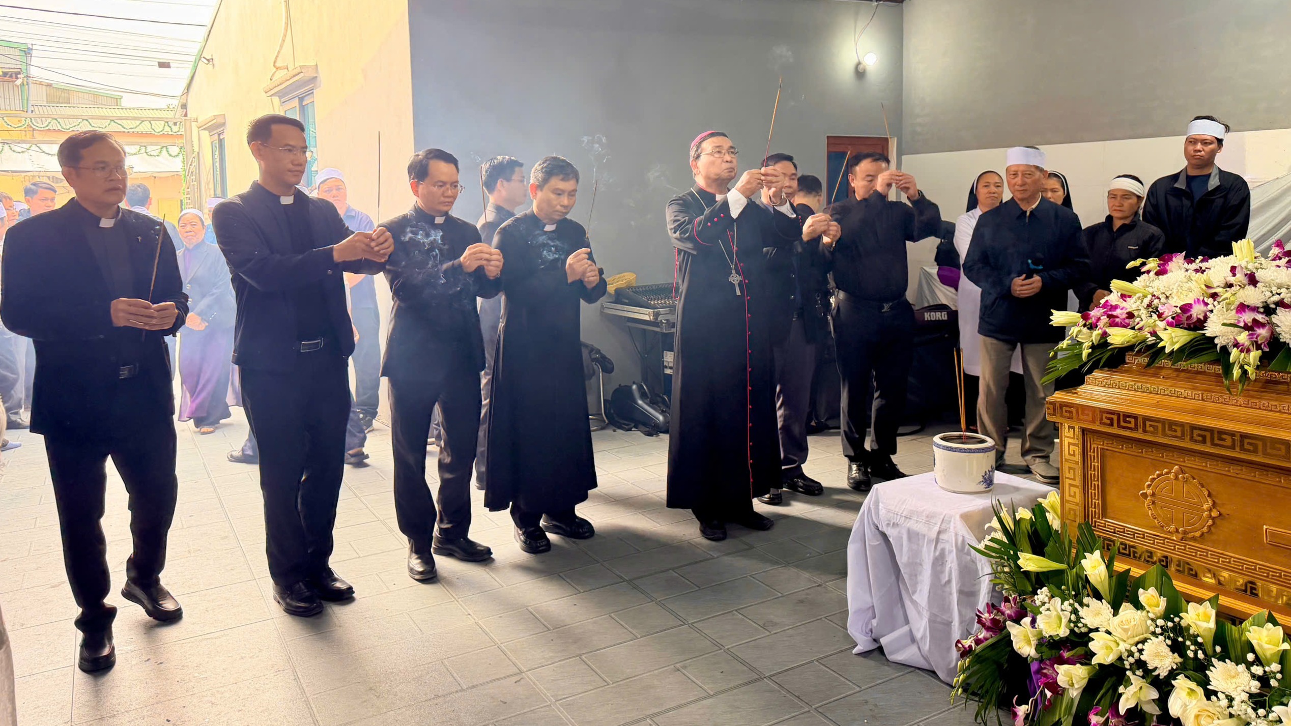 Đức Cha Giáo phận thăm hỏi và phân ưu cùng gia đình Đức Tổng Giám mục Giuse Vũ Văn Thiên