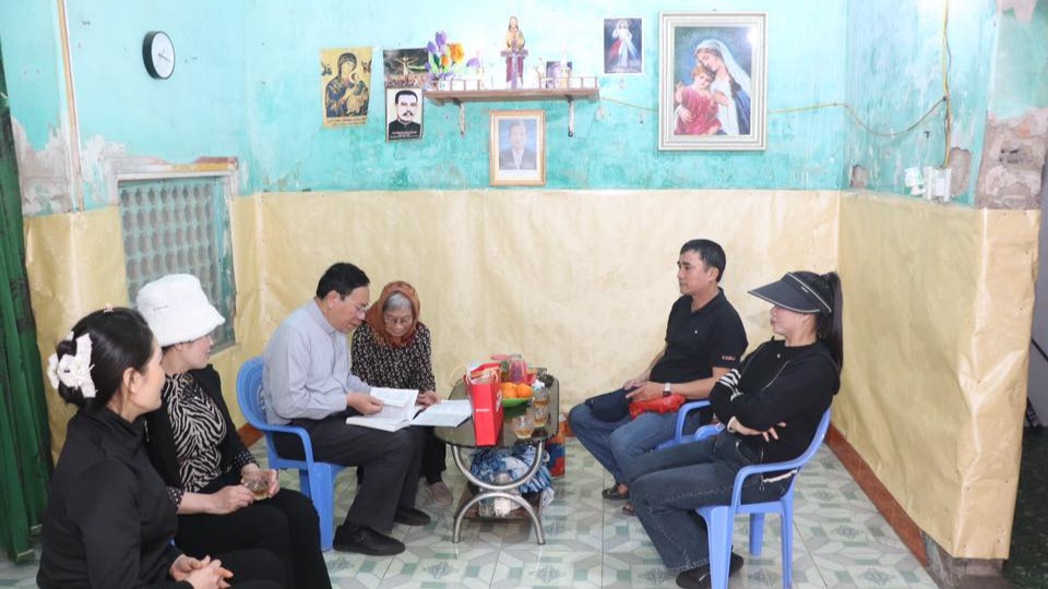 Giáo xứ An Thuỷ thăm hỏi, chúc Tết các cụ cao niên và người đau yếu