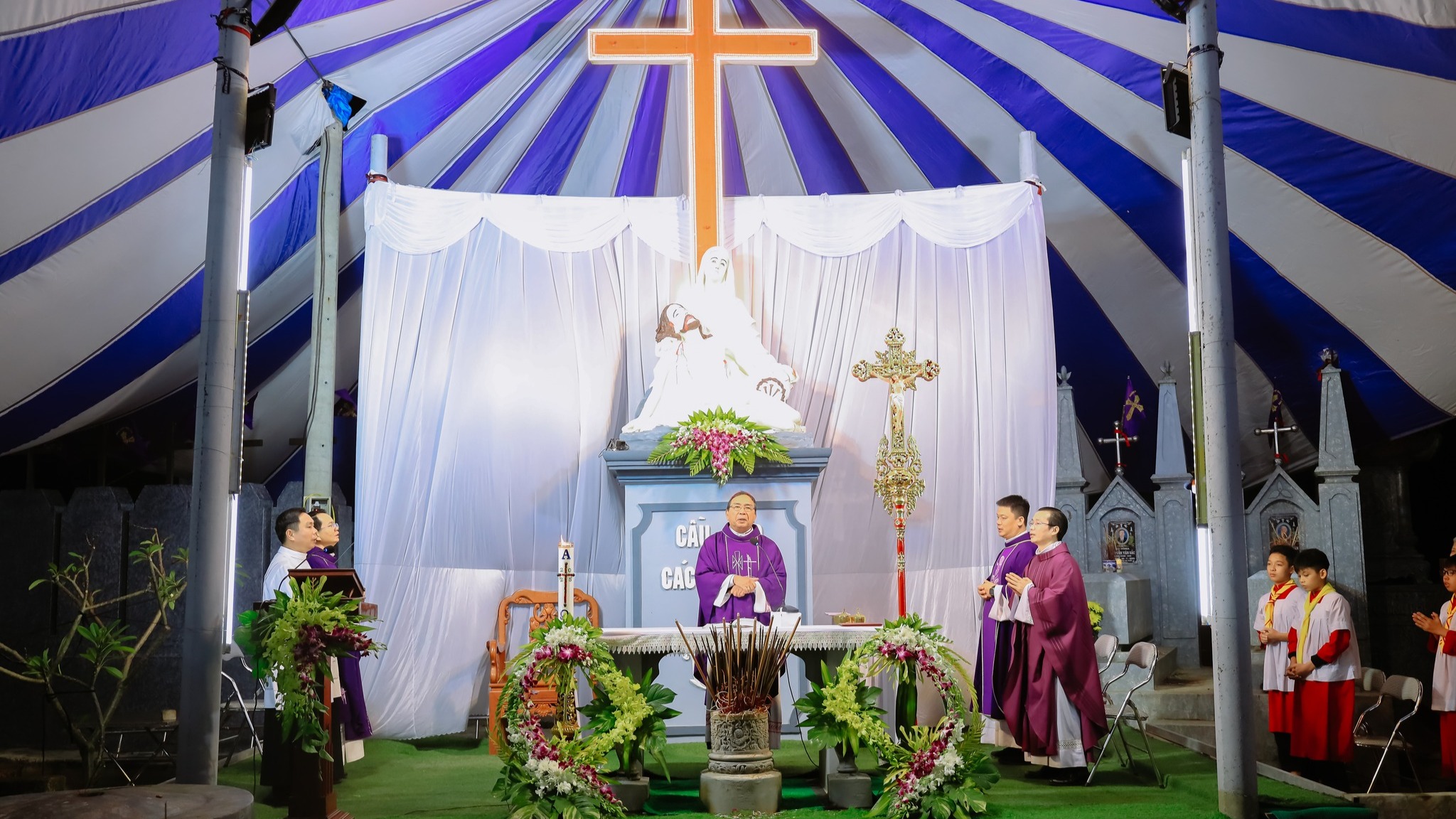 Đức cha Vinhsơn dâng lễ cầu cho các linh hồn tại Giáo xứ Đầu Lâm quê hương