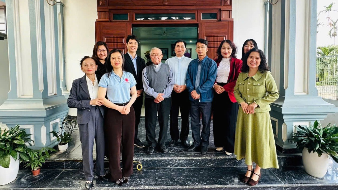 Caritas Giáo xứ Cẩm Phả thăm và chúc mừng Giáng Sinh quý cha hưu dưỡng của Giáo phận