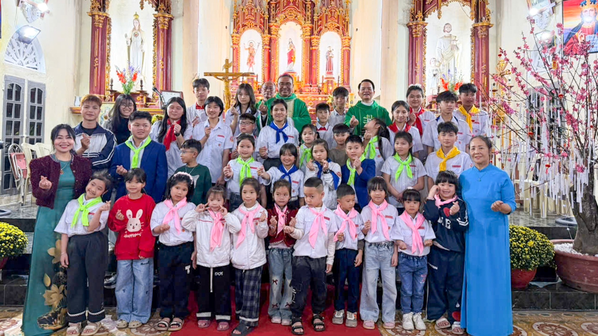 Đức Cha Giáo Phận thăm mục vụ Giáo Họ Mai Trung