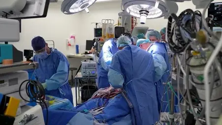 Một bệnh nhân Úc đã trở thành người đầu tiên trên thế giới xuất viện với trái tim nhân tạo