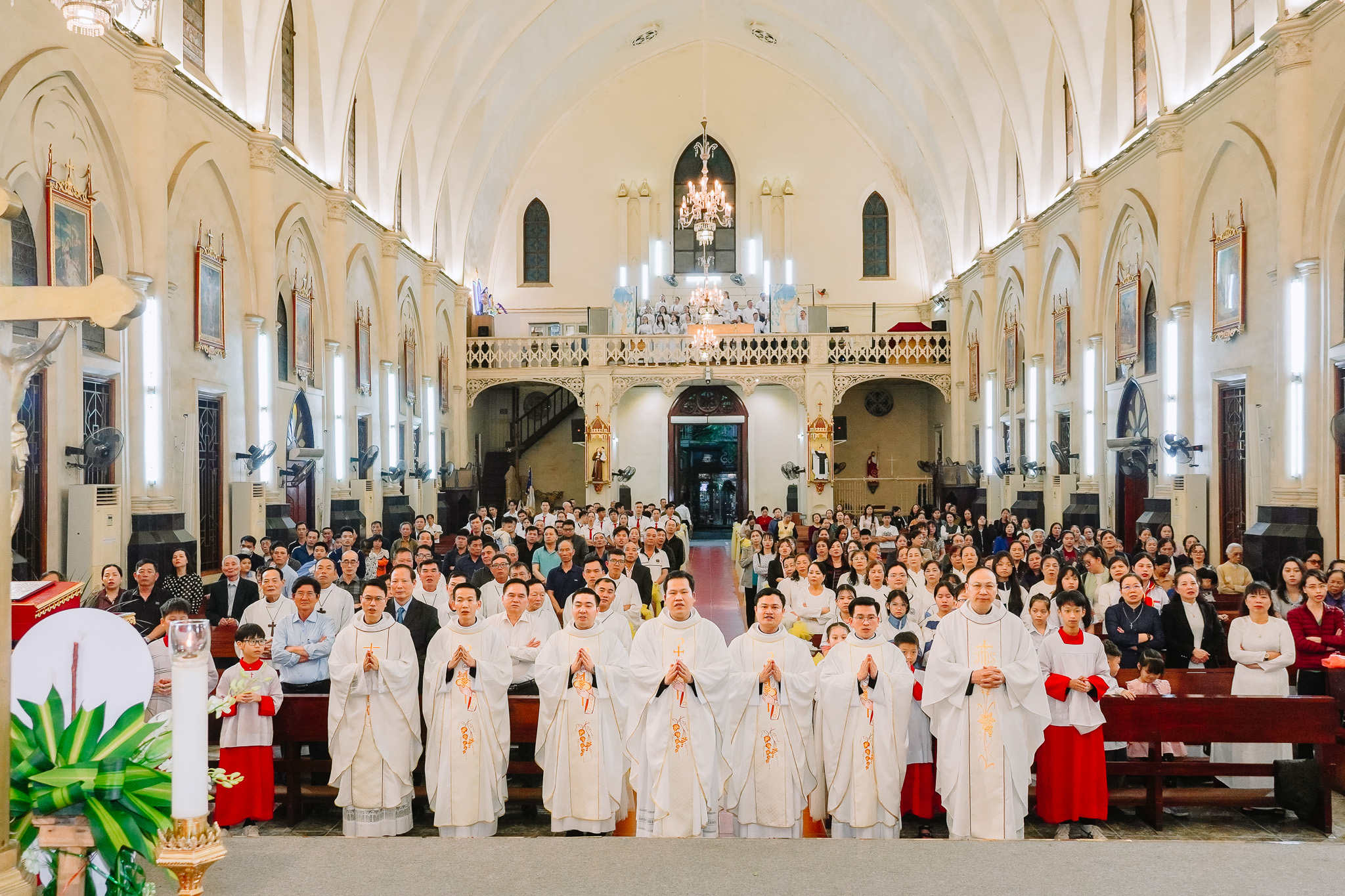 Các Tân Linh mục dâng Thánh lễ tạ ơn tại nhà thờ Chính Tòa