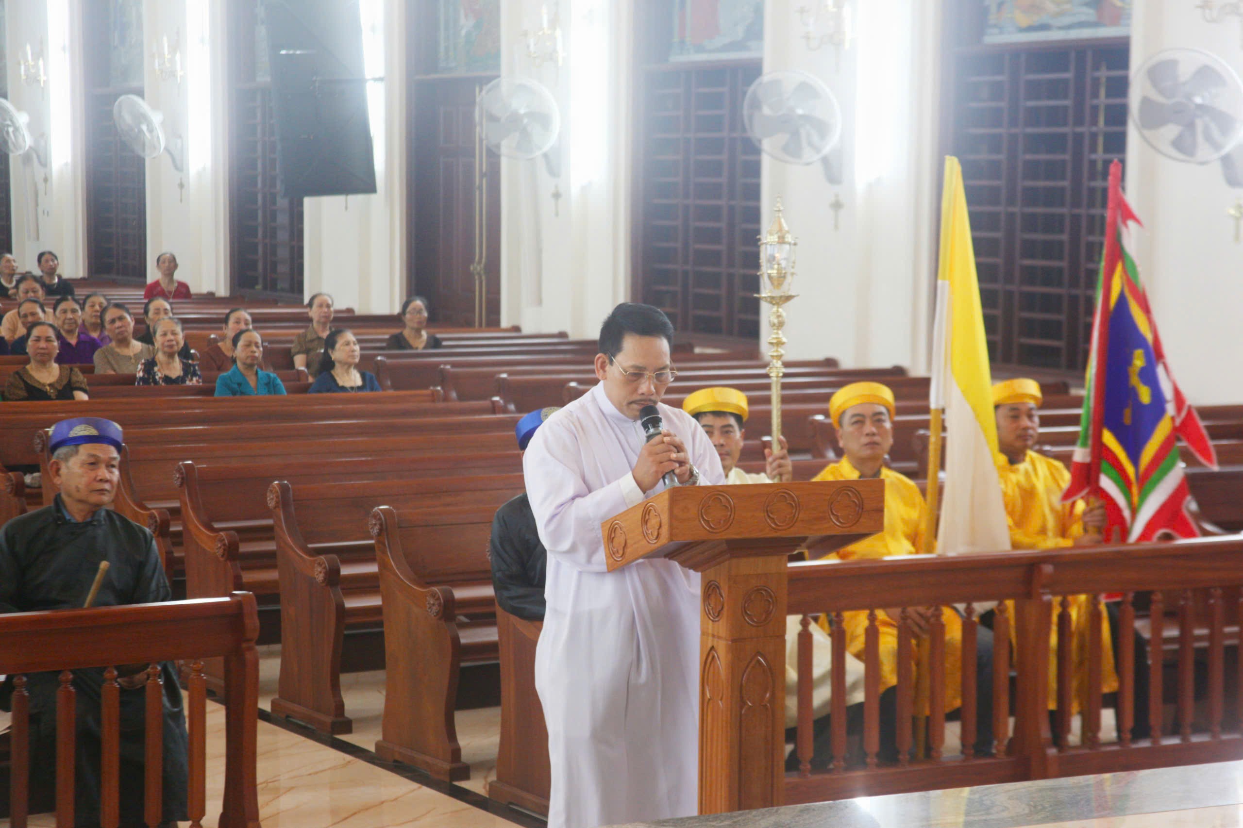 Hiệp thông liên giáo xứ trong buổi Ngắm Mùa Chay Thánh