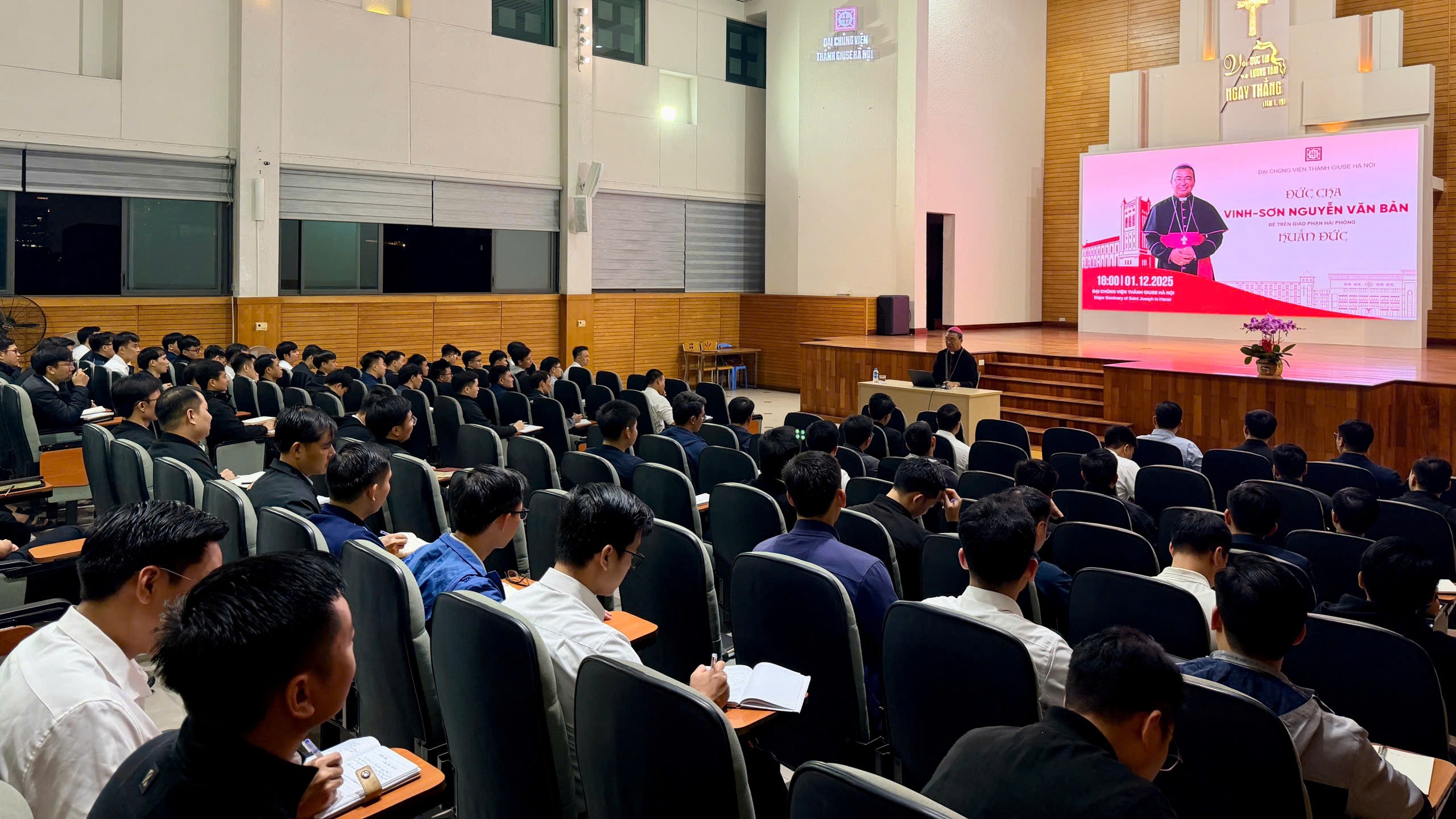 Đức Cha Giáo phận Gặp gỡ và Huấn đức Quý Thầy Chủng sinh tại Phân khoa Thần học