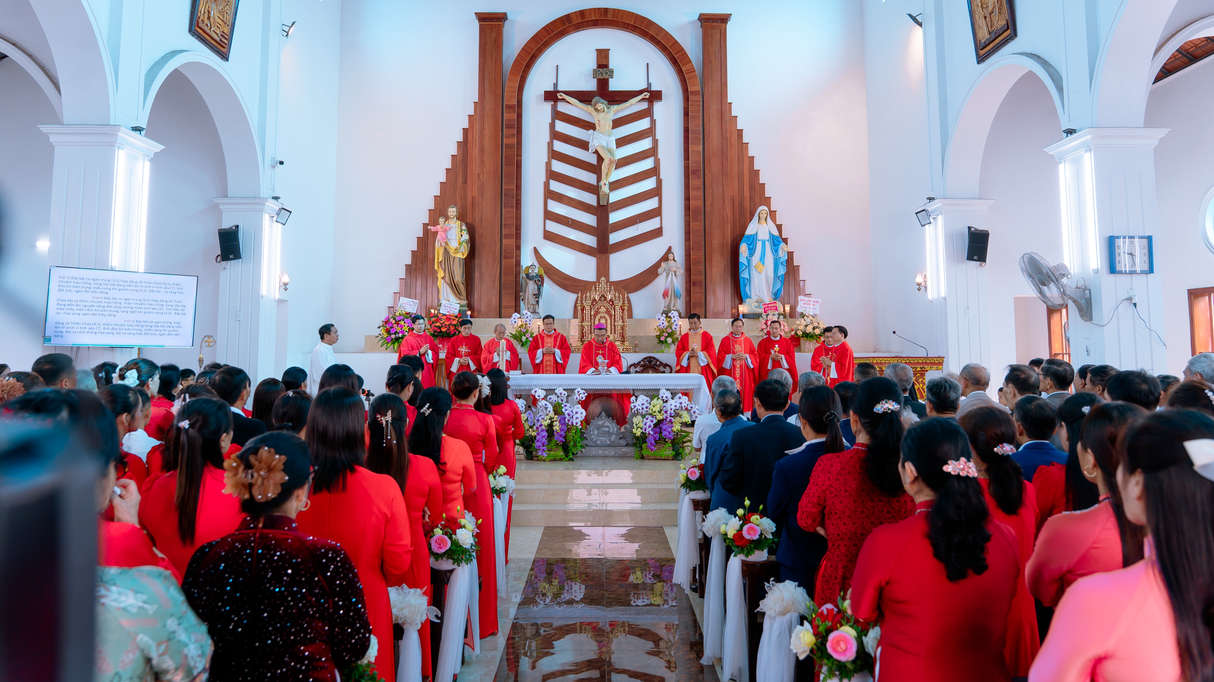 Đức Cha làm phép và dâng lễ tại nhà thờ mới Giáo họ Kênh Hạ